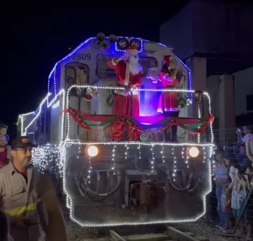 Papai Noel chega de trem e encanta moradores em Pires do Rio