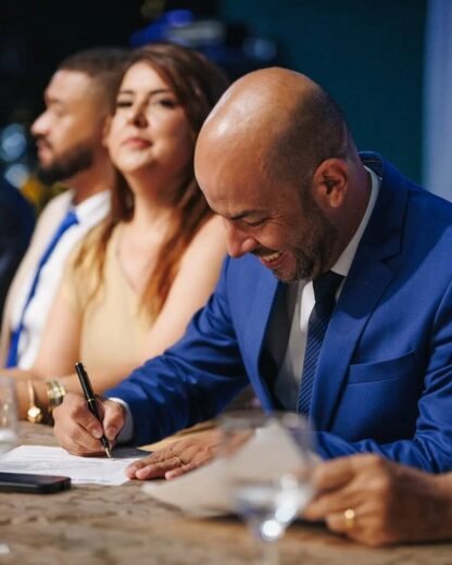 Prefeito e Vice eleitos por Pires do Rio apresentam plano de governo e convidam a população para festa de posse em janeiro 1 Hugo do Laticinio assina documentos durante cerimonia de posse em 1o de janeiro de 2025