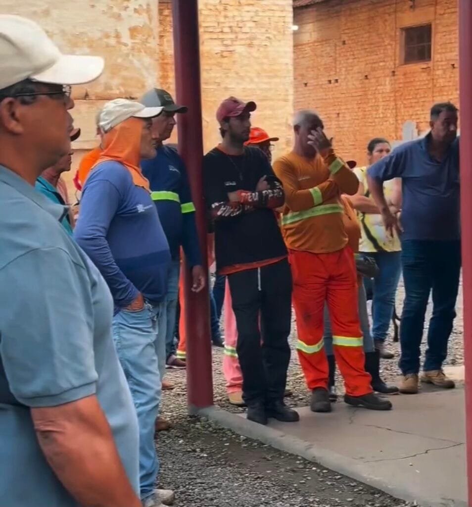 Prefeito de Pires do Rio entrega cestas básicas a servidores da garagem municipal 7 img 0120 1