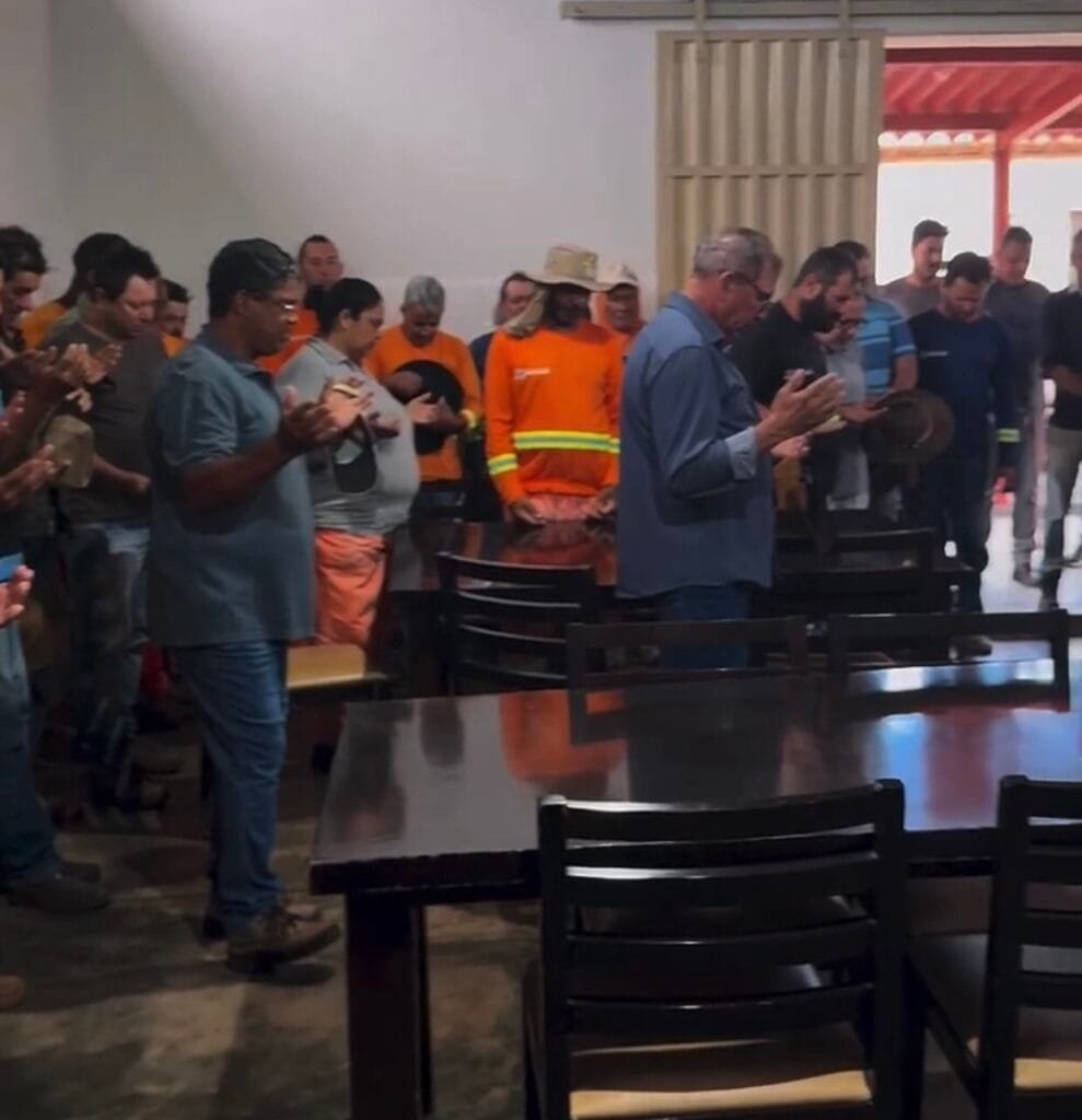 Prefeito de Pires do Rio entrega cestas básicas a servidores da garagem municipal 5 img 0123 1