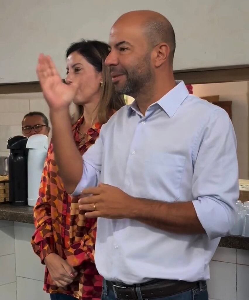 Prefeito de Pires do Rio entrega cestas básicas a servidores da garagem municipal
