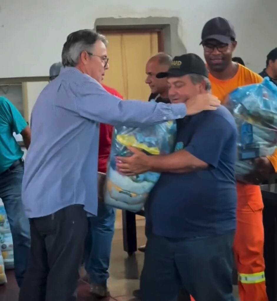 Prefeito de Pires do Rio entrega cestas básicas a servidores da garagem municipal 2 img 0127 1