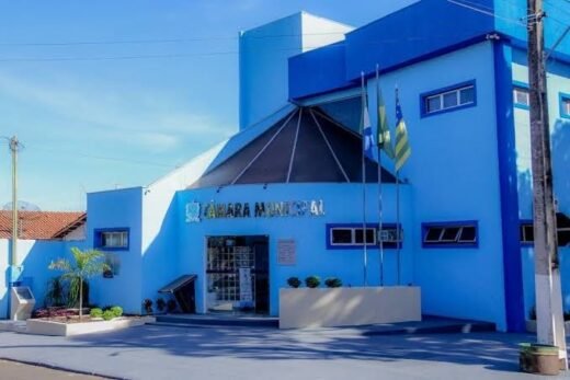 TCM-GO suspende parte do salário de três servidores da Câmara de Pires do Rio por exceder teto constitucional