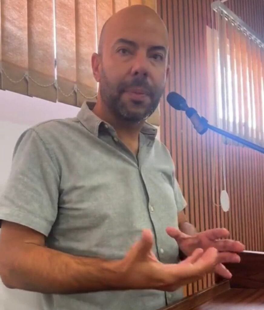Vereador Tona adia novamente projeto de 72 casas populares em Pires do Rio e gera indignação do prefeito