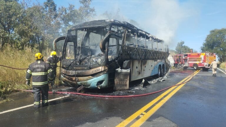 Ônibus pega fogo na GO-139, próximo ao trevo de Furnas, em Caldas Novas