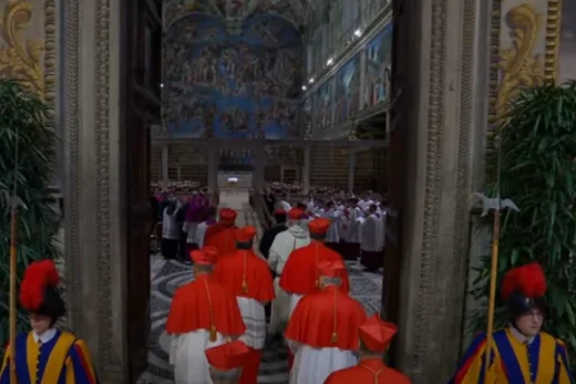 Cardeais Iniciam Conclave na Capela Sistina para Eleger Novo Papa