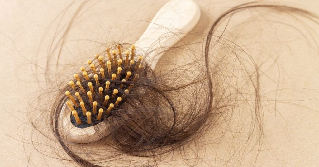 Queda de cabelo: causas, sintomas e como tratar de forma eficaz em 2025 1 O que é a queda de cabelo e quando ela se torna preocupante