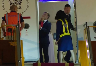 Vídeo de Brigitte Macron empurrando rosto do presidente francês gera repercussão; governo minimiza como brincadeira