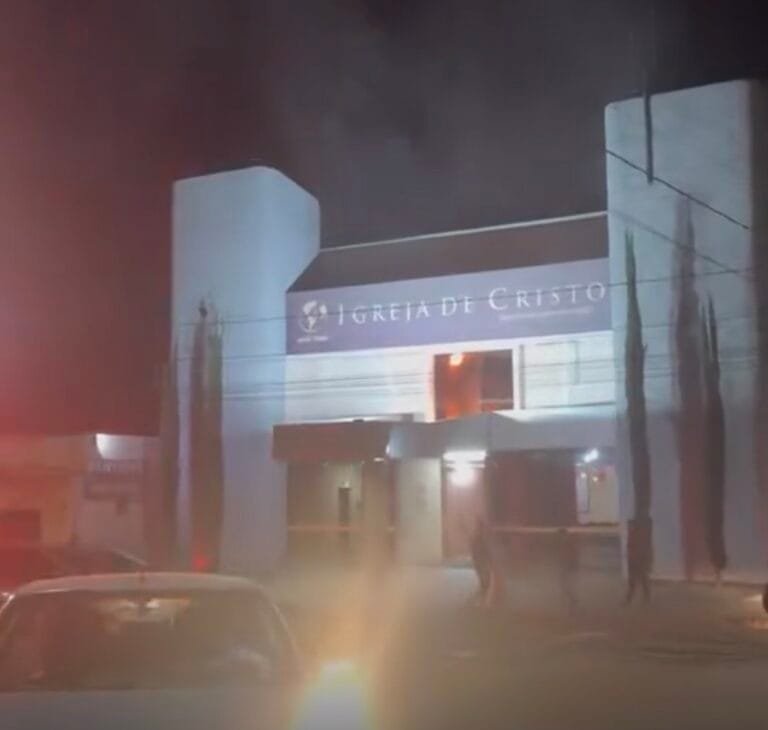 Incêndio atinge igreja de Cristo em Pires do Rio na noite deste sábado (10)