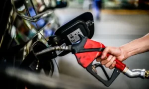 Fechamento de rota do petróleo no Oriente Médio deve encarecer do combustível à energia