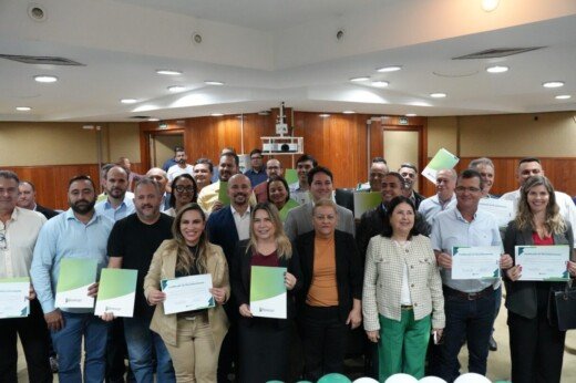 Autoridades do Ipasgo e representantes municipais durante assinatura dos convênios em Goiás