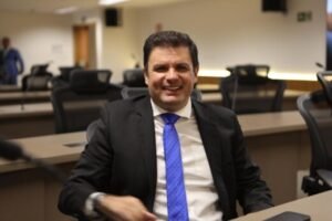 Deputado Issy Quinan entrega emendas para saúde e causa animal em Pires do Rio